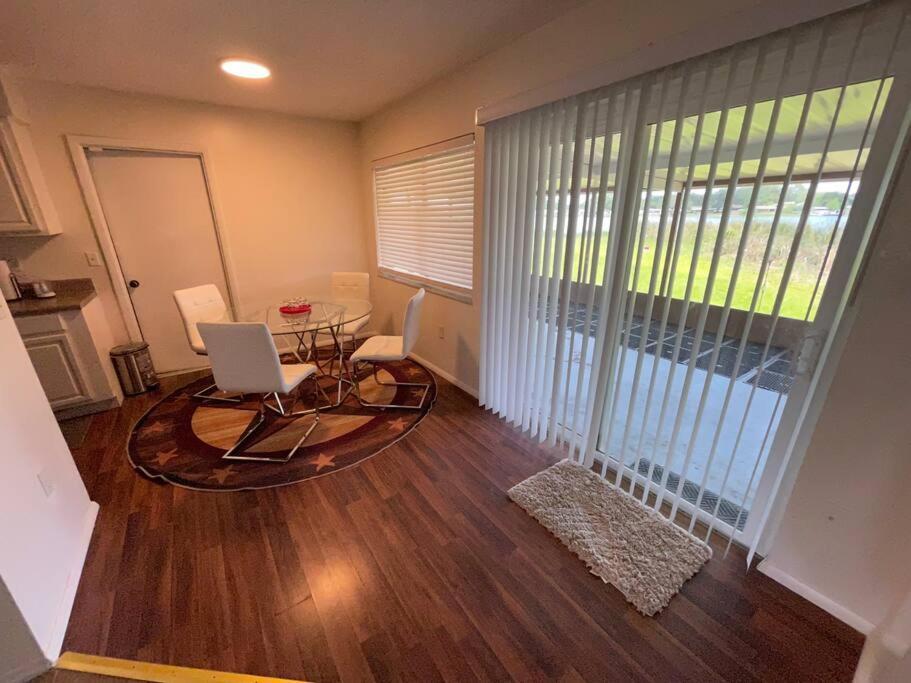 Lakeside Retreat - 3 Bedroom, 2 Bathroom House By The Lake 레이크랜드 외부 사진